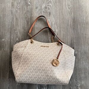 Michael Kors Jet Set Travel Tote Bag in Vanilla color